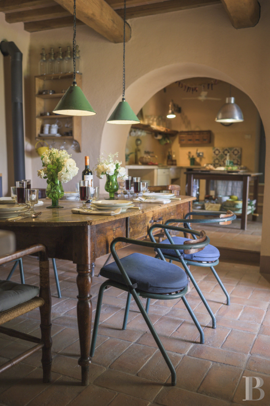 An old olive grove farmhouse restored to its former glory, overlooking the countryside in the Val d'Orcia in Tuscany - photo  n°13